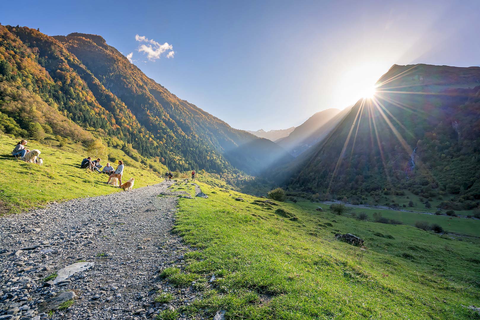 Chemin des granges d'Astau vers le lac d'Oô Chemin des granges d'Astau vers le lac d'Oô